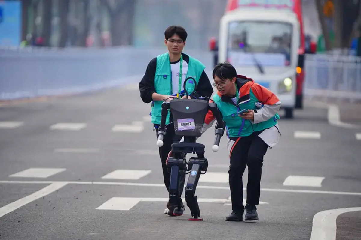 Thu vi hinh anh robot lan dau tien chay dua marathon cung con nguoi-Hinh-11