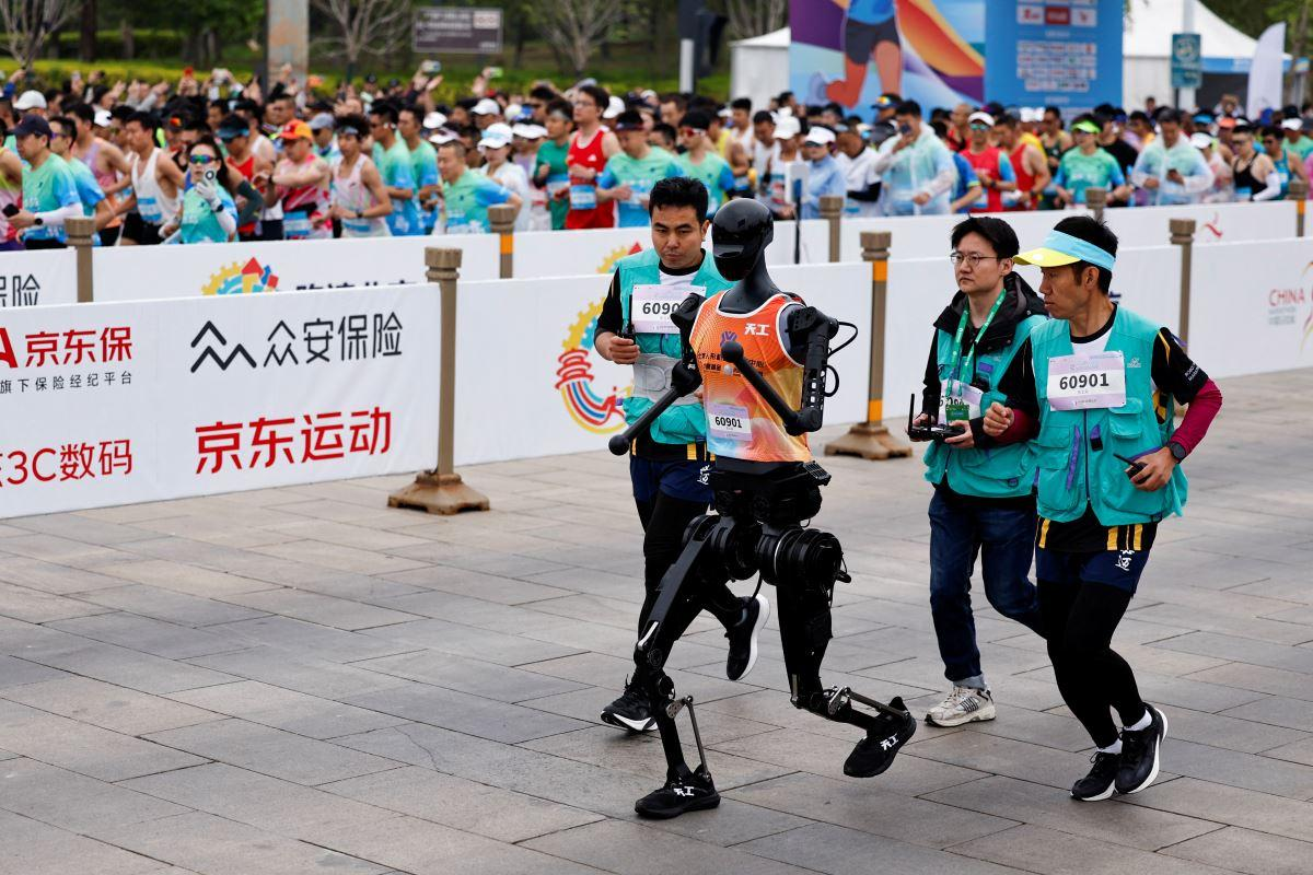 Thu vi hinh anh robot lan dau tien chay dua marathon cung con nguoi-Hinh-13