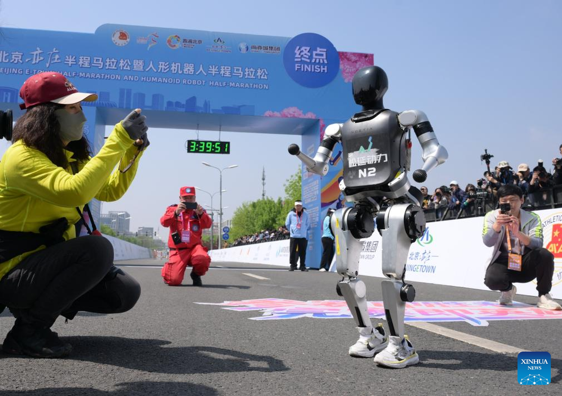 Thu vi hinh anh robot lan dau tien chay dua marathon cung con nguoi-Hinh-15