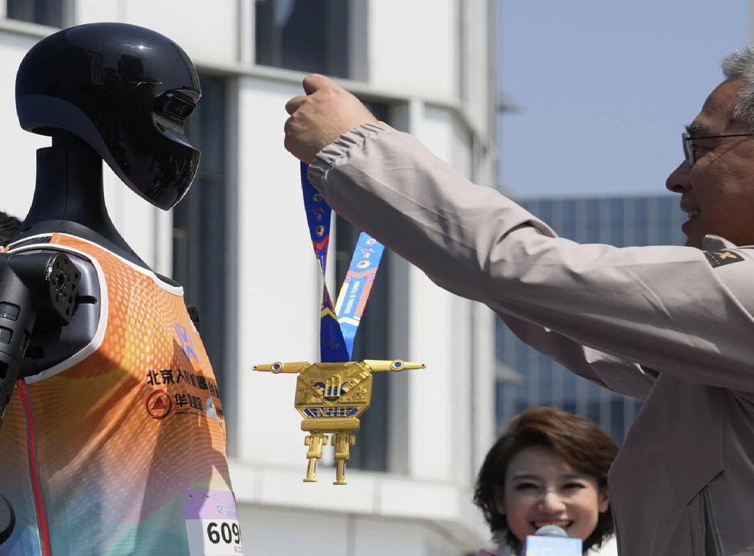 Thu vi hinh anh robot lan dau tien chay dua marathon cung con nguoi-Hinh-16