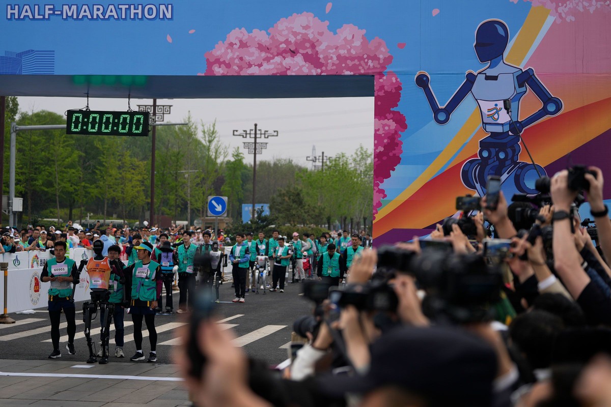 Thu vi hinh anh robot lan dau tien chay dua marathon cung con nguoi-Hinh-2