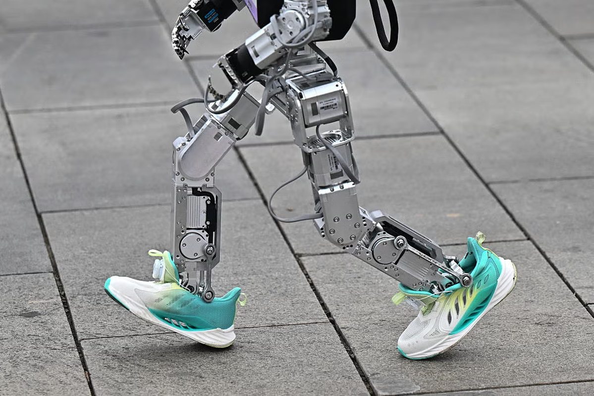 Thu vi hinh anh robot lan dau tien chay dua marathon cung con nguoi-Hinh-5