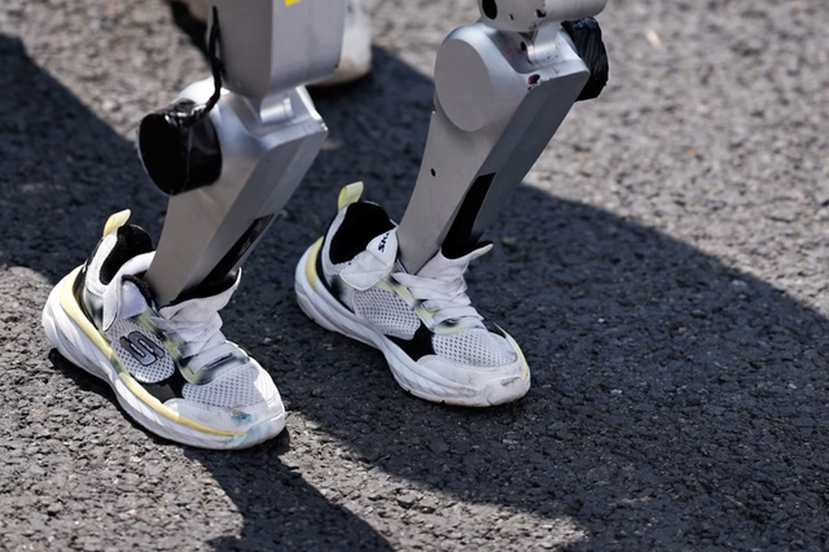 Thu vi hinh anh robot lan dau tien chay dua marathon cung con nguoi-Hinh-6