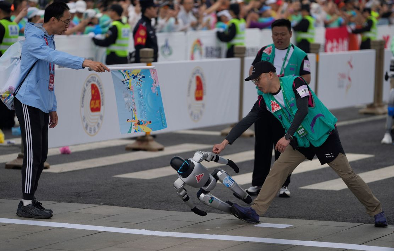 Thu vi hinh anh robot lan dau tien chay dua marathon cung con nguoi-Hinh-9