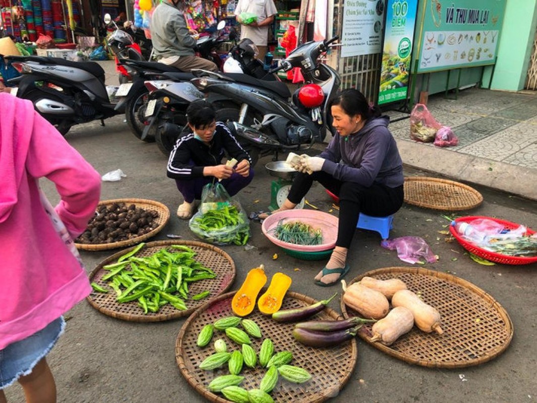 Tieu thuong, hang an van vo tu... khong khau trang giua dich COVID-19-Hinh-2