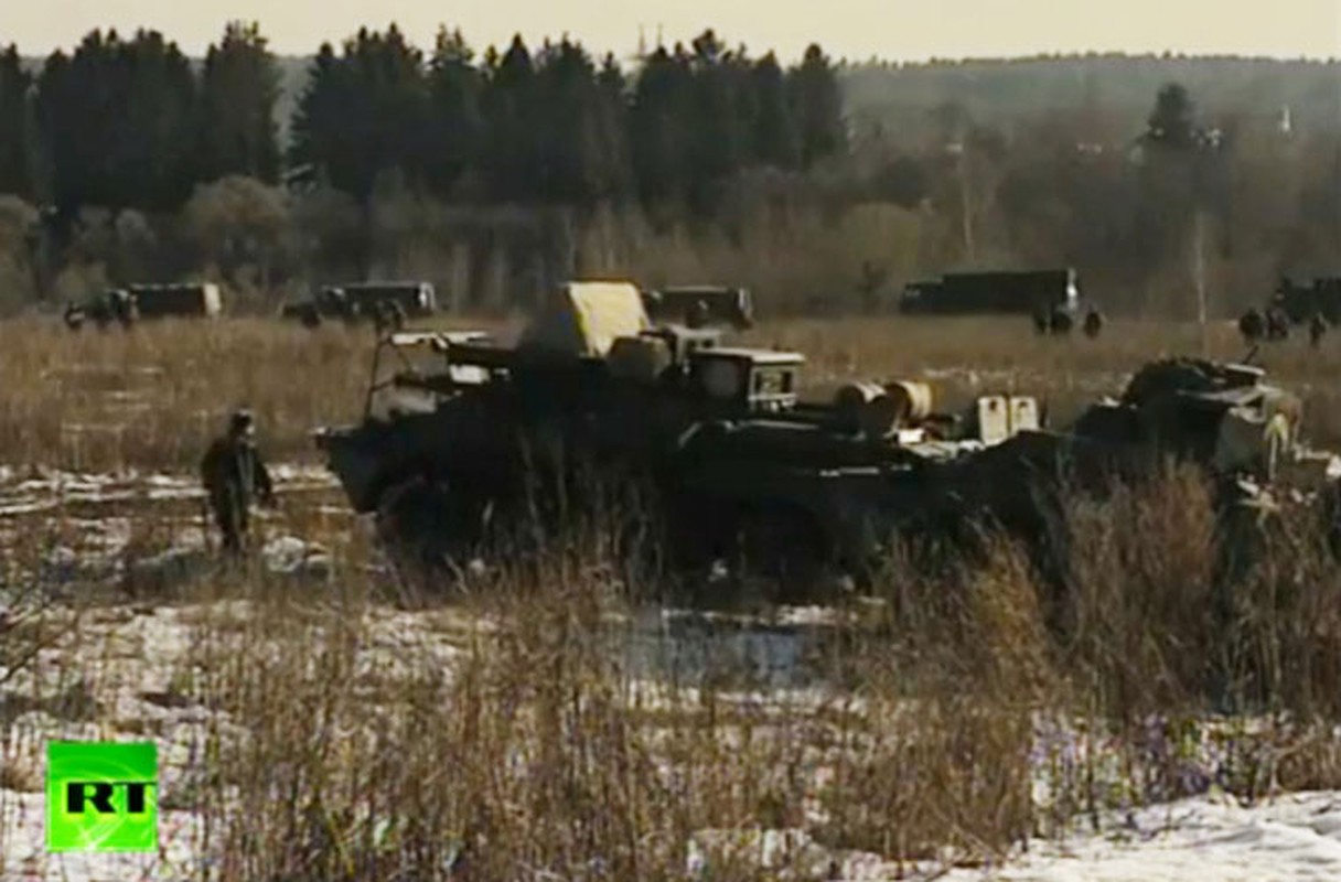 Xem xe tang, binh linh Nga tap tran ram ro gan Ukraine-Hinh-2