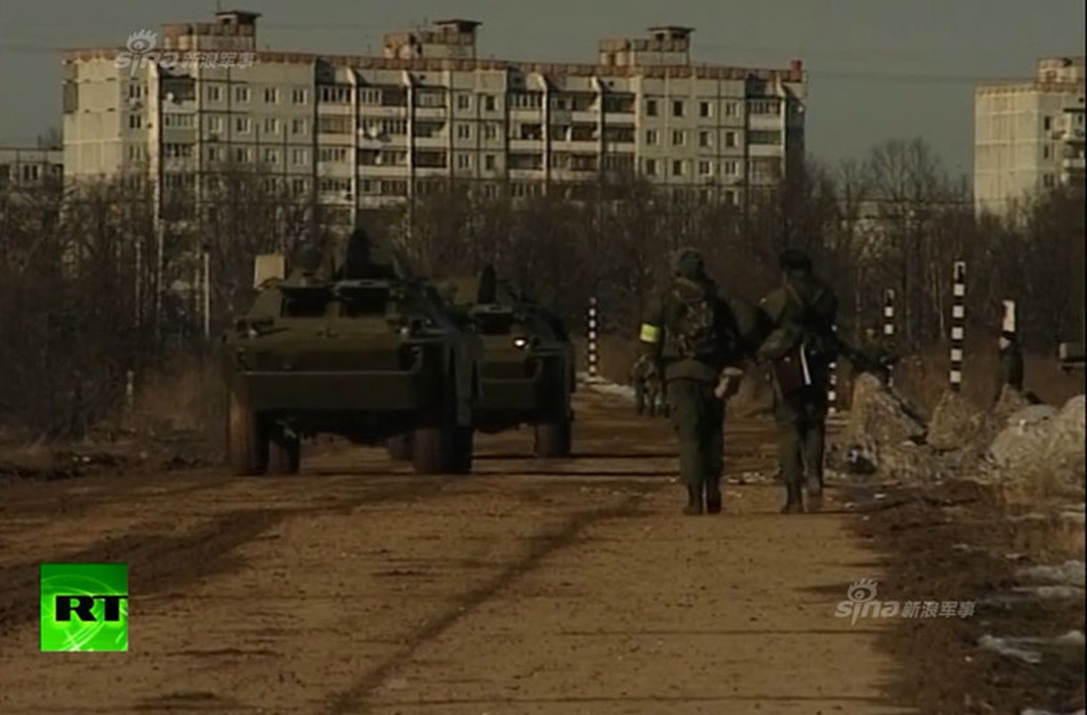 Xem xe tang, binh linh Nga tap tran ram ro gan Ukraine-Hinh-3