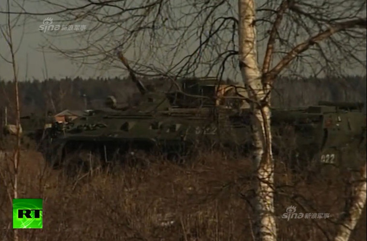 Xem xe tang, binh linh Nga tap tran ram ro gan Ukraine-Hinh-4
