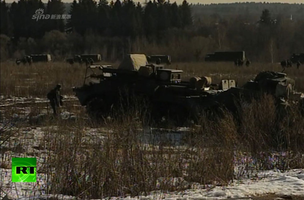 Xem xe tang, binh linh Nga tap tran ram ro gan Ukraine-Hinh-6