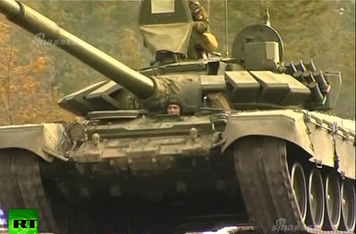 Xem xe tang, binh linh Nga tap tran ram ro gan Ukraine-Hinh-9