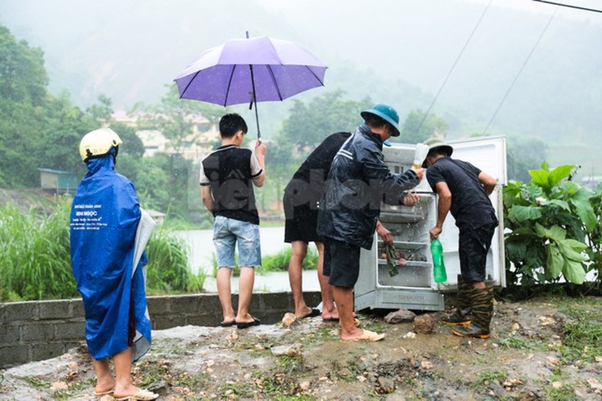 Hang tram ngoi nha ngap nuoc, nguoi dan chay thoat than do vo ong cong ho thai quang-Hinh-7