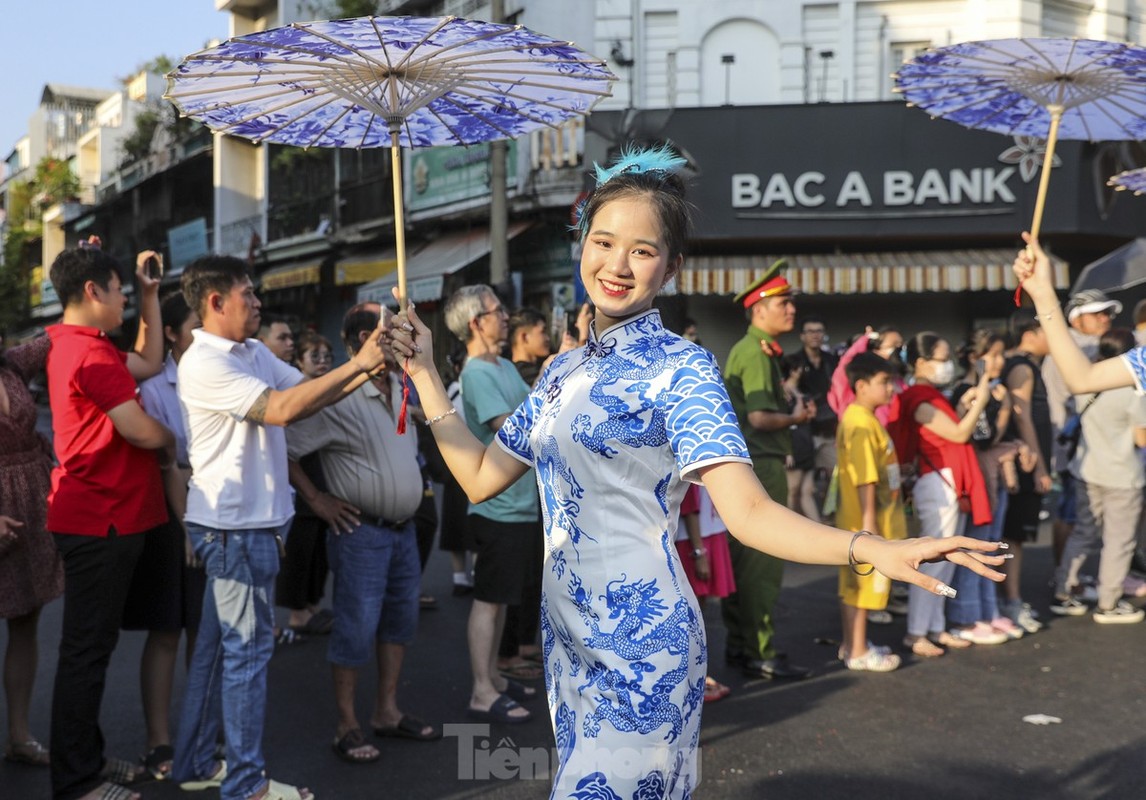 TPHCM: 'Bien nguoi' xuong duong vui Tet Nguyen tieu day mau sac-Hinh-15