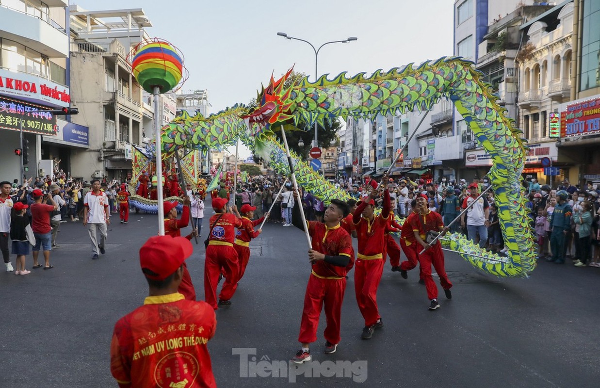 TPHCM: 'Bien nguoi' xuong duong vui Tet Nguyen tieu day mau sac-Hinh-8