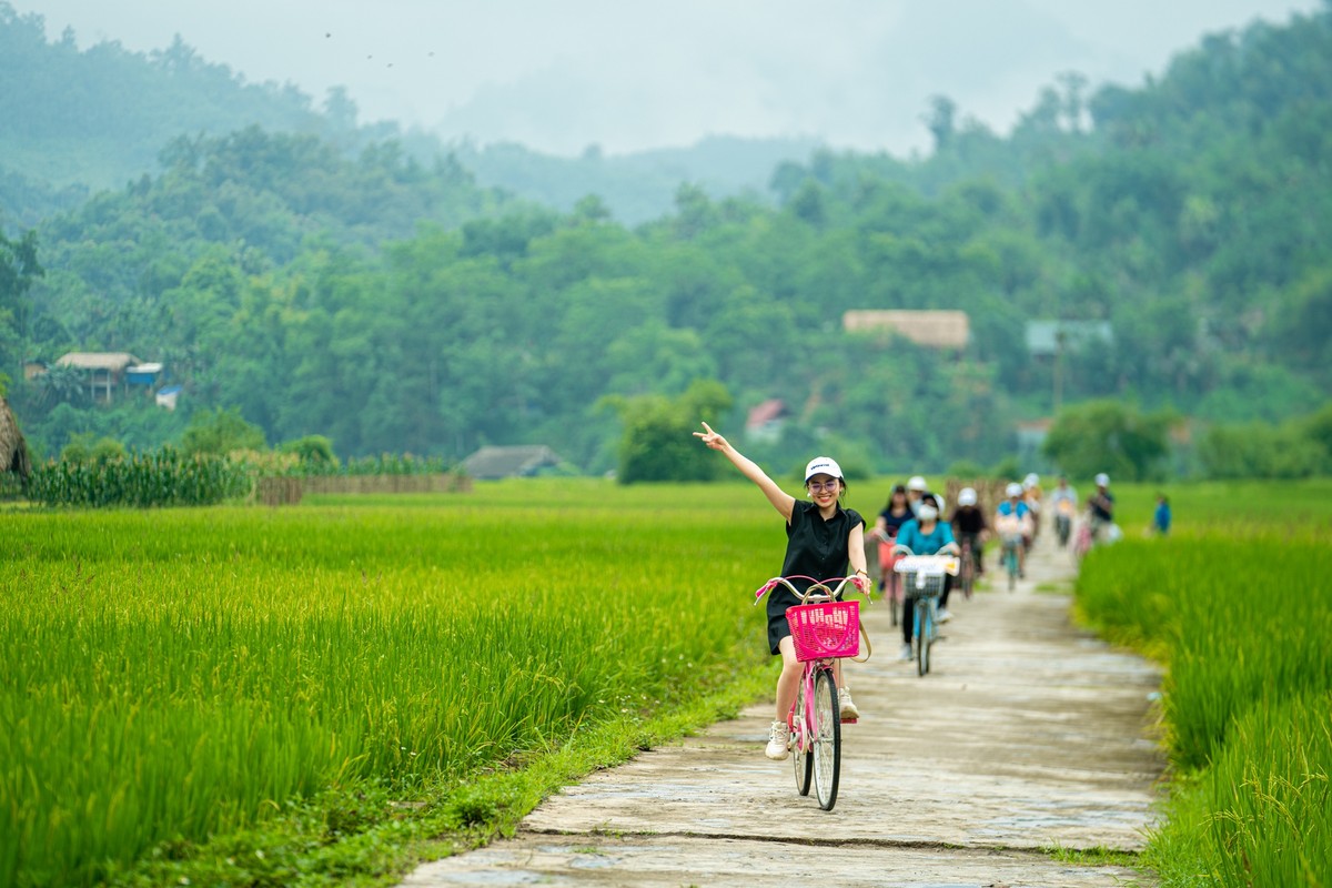 Dap xe giua ruong lua, thu lam banh trung kien cua nguoi Tay-Hinh-7