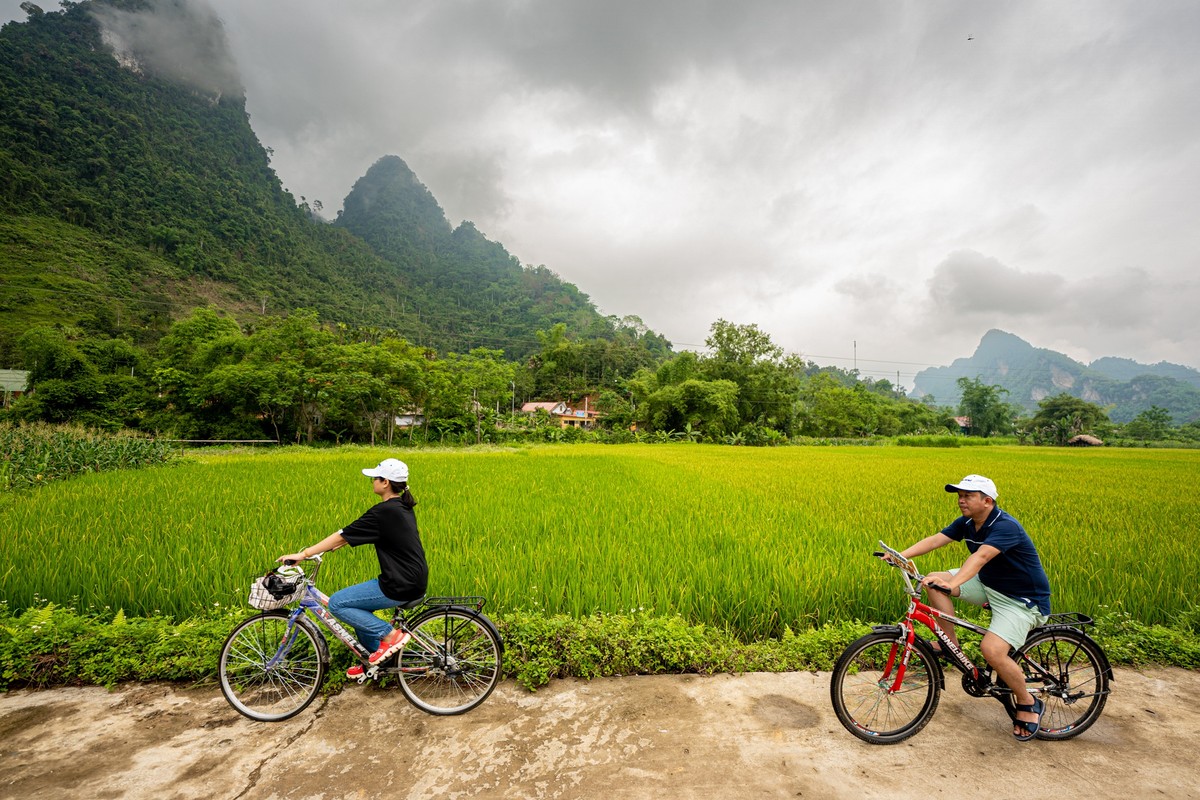 Dap xe giua ruong lua, thu lam banh trung kien cua nguoi Tay-Hinh-8