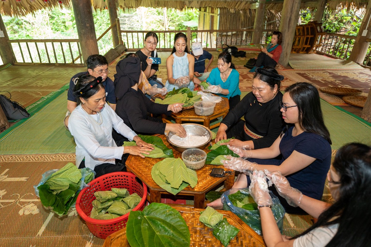 Dap xe giua ruong lua, thu lam banh trung kien cua nguoi Tay-Hinh-9