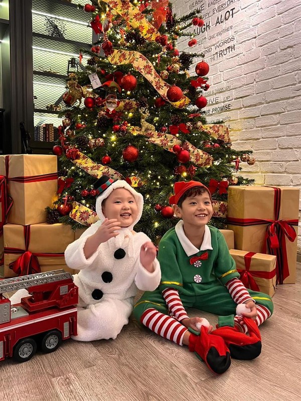 Bieu cam trai nguoc cua cac nhoc ty nha sao Viet khi don Noel-Hinh-3