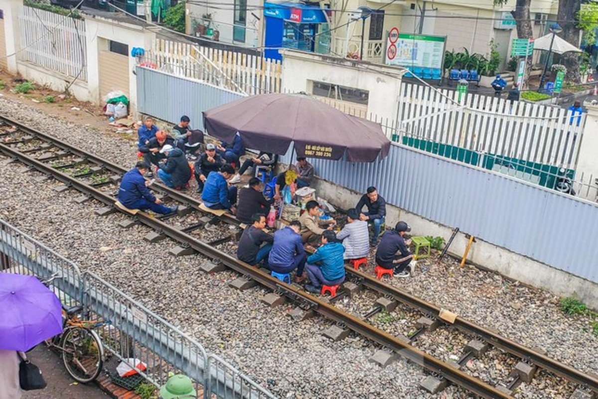 Ha Noi: Quan tra da mao hiem, khach ngoi ngay tren... duong ray tau hoa-Hinh-10