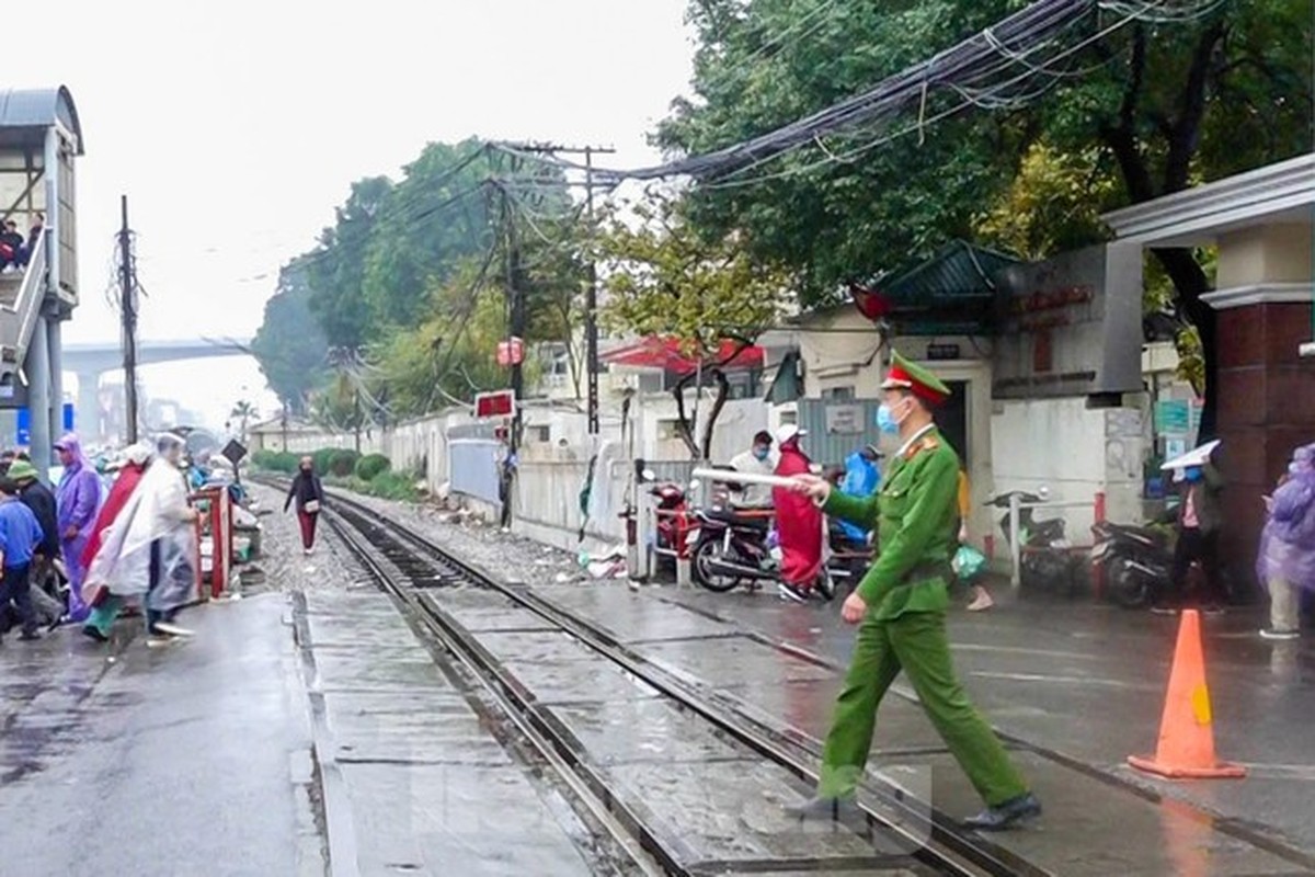 Ha Noi: Quan tra da mao hiem, khach ngoi ngay tren... duong ray tau hoa-Hinh-7