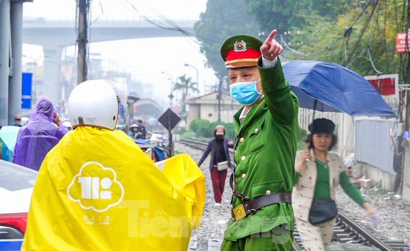 Ha Noi: Quan tra da mao hiem, khach ngoi ngay tren... duong ray tau hoa-Hinh-8