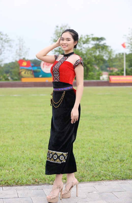 A hau Thuy Linh, Ngoc Hang khoe sac voi trang phuc tho cam Tay Bac-Hinh-18