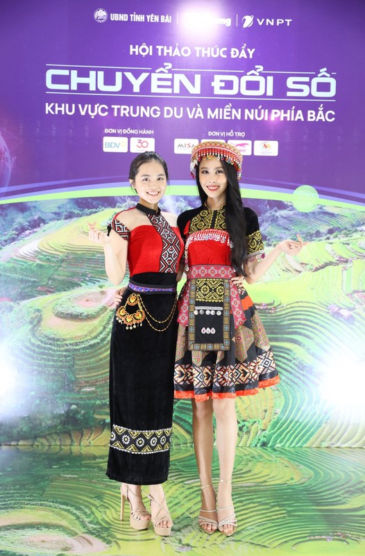 A hau Thuy Linh, Ngoc Hang khoe sac voi trang phuc tho cam Tay Bac-Hinh-2