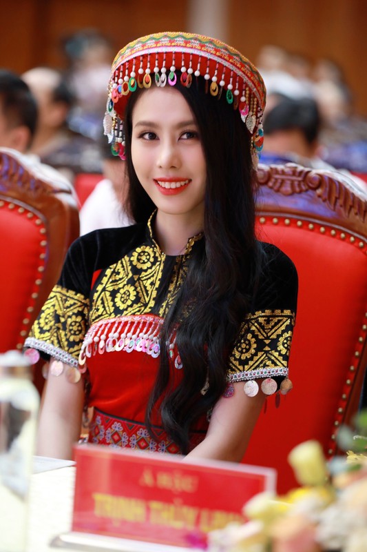 A hau Thuy Linh, Ngoc Hang khoe sac voi trang phuc tho cam Tay Bac-Hinh-22