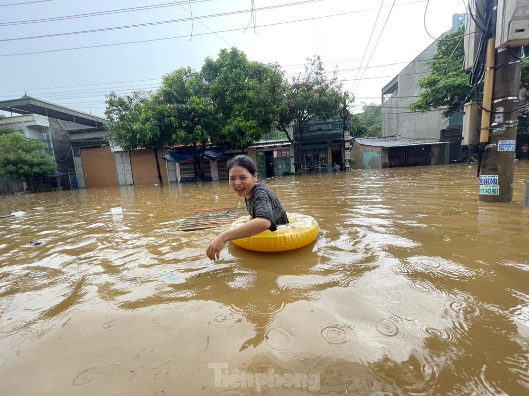 Mua lon, ngap sau, nguoi dan boi phao tren pho Lao Cai-Hinh-2