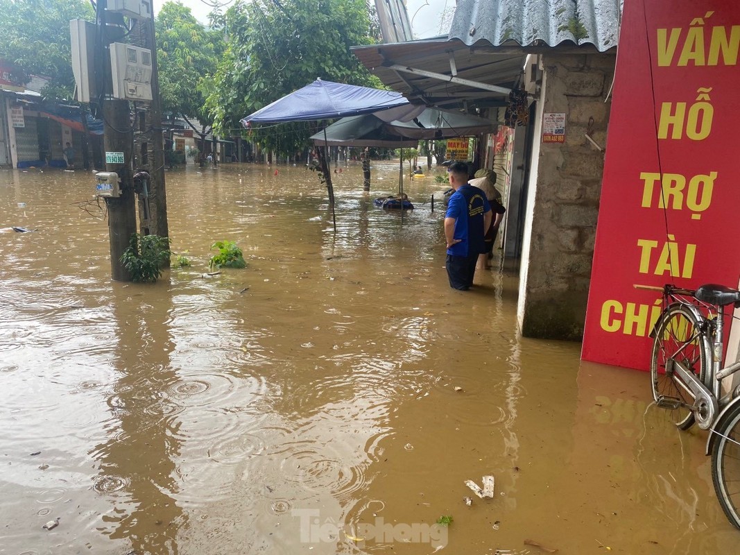 Mua lon, ngap sau, nguoi dan boi phao tren pho Lao Cai