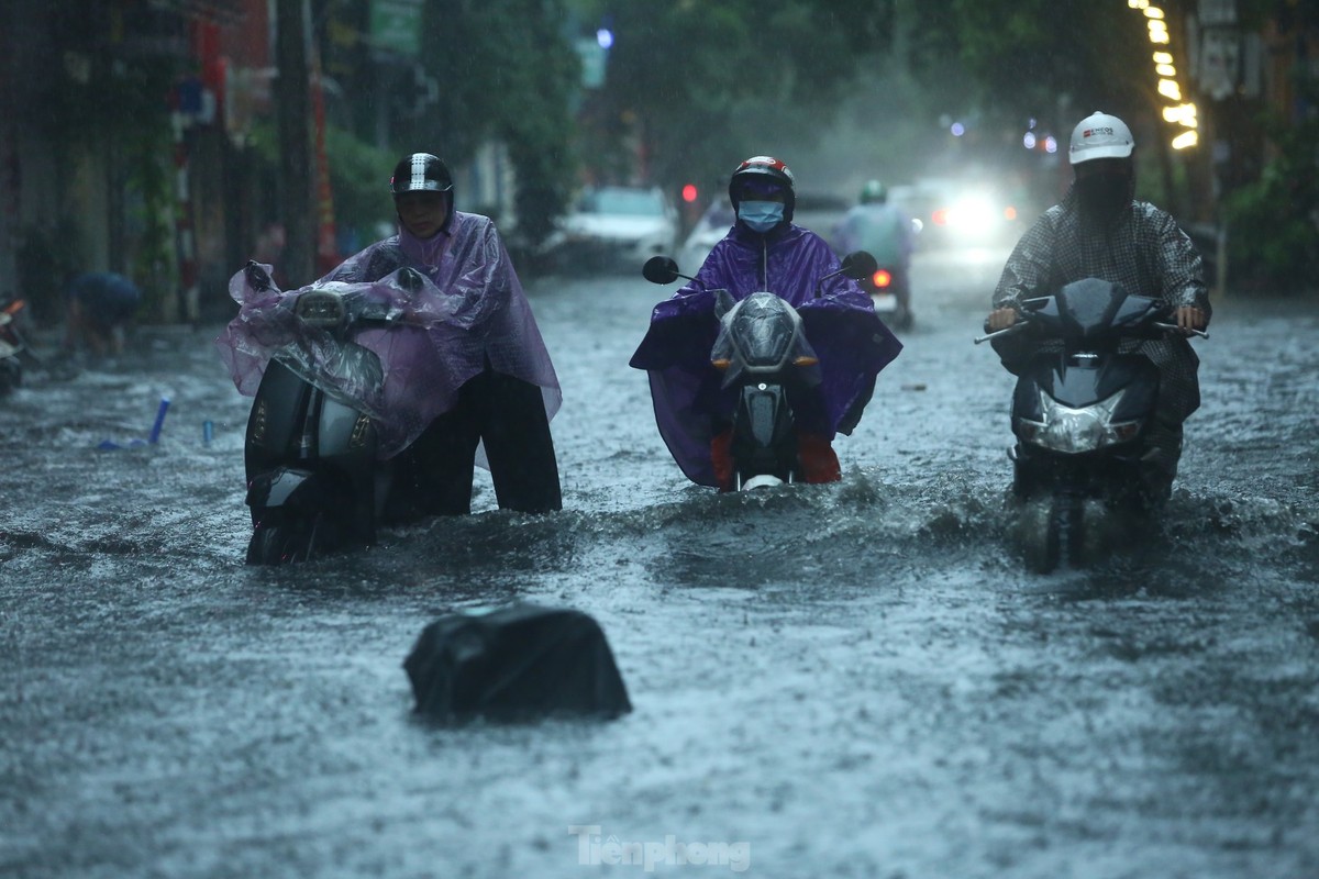 Mua tam ta, nguoi dan Ha Noi chat vat ‘boi qua bien nuoc’-Hinh-10