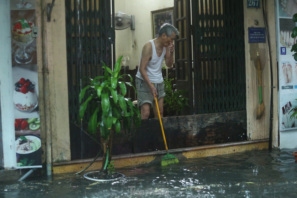 Mua tam ta, nguoi dan Ha Noi chat vat ‘boi qua bien nuoc’-Hinh-11