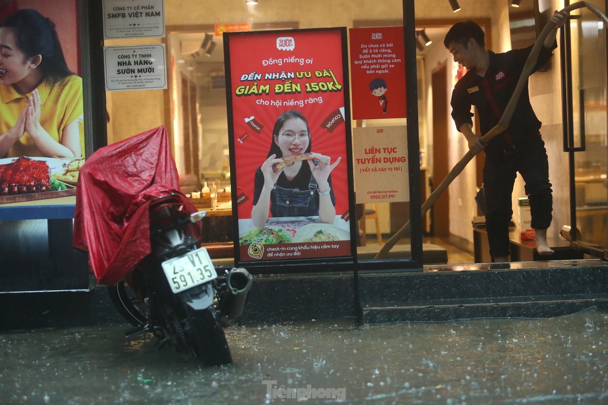 Mua tam ta, nguoi dan Ha Noi chat vat ‘boi qua bien nuoc’-Hinh-13