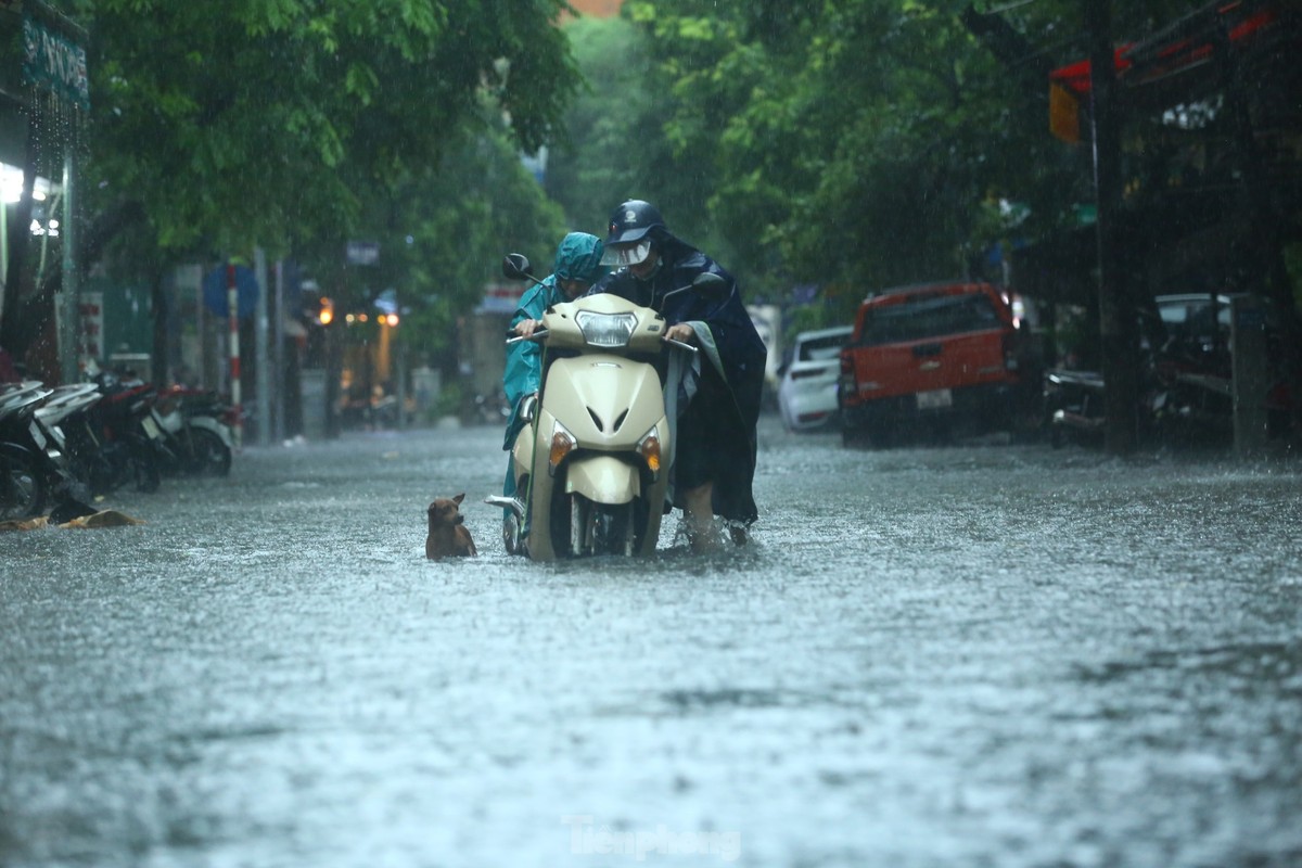 Mua tam ta, nguoi dan Ha Noi chat vat ‘boi qua bien nuoc’-Hinh-17