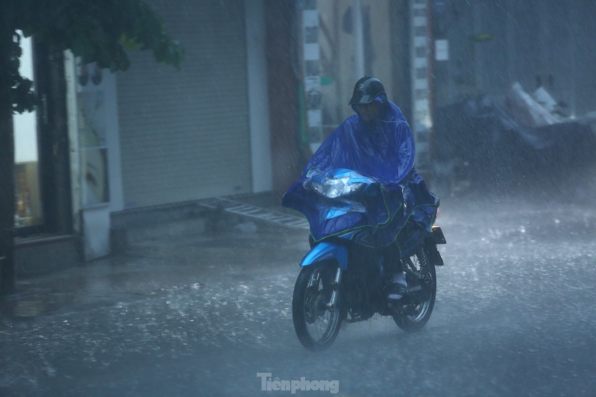 Mua tam ta, nguoi dan Ha Noi chat vat ‘boi qua bien nuoc’-Hinh-2