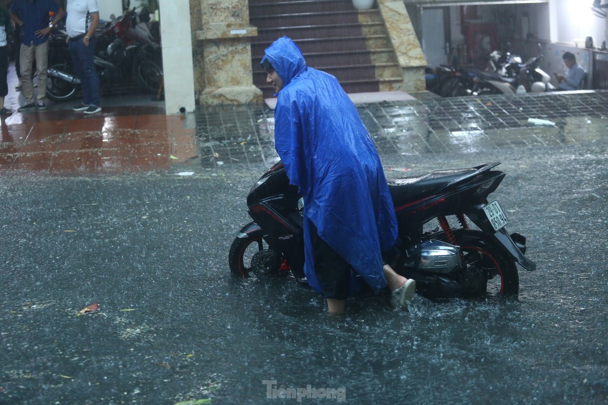 Mua tam ta, nguoi dan Ha Noi chat vat ‘boi qua bien nuoc’-Hinh-4