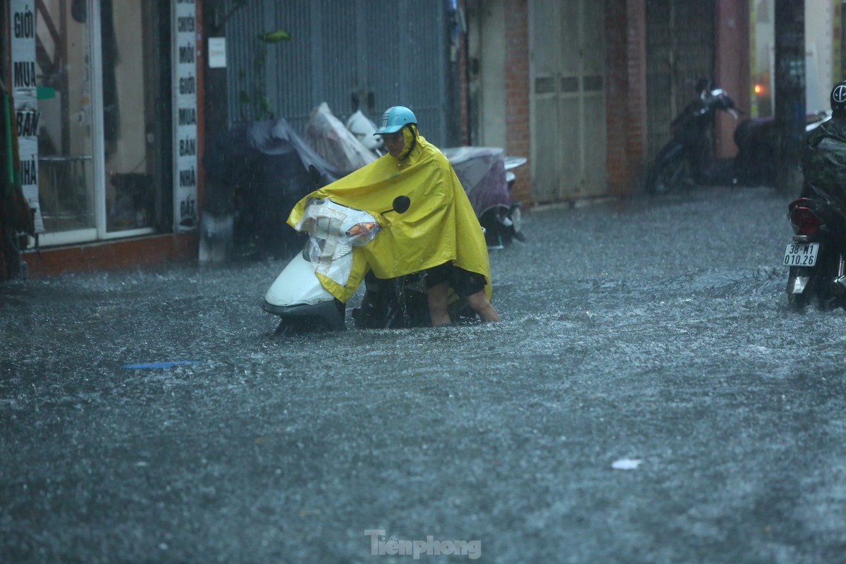 Mua tam ta, nguoi dan Ha Noi chat vat ‘boi qua bien nuoc’-Hinh-6