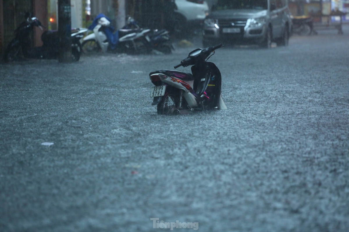 Mua tam ta, nguoi dan Ha Noi chat vat ‘boi qua bien nuoc’-Hinh-7