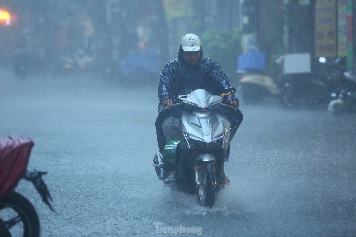 Mua tam ta, nguoi dan Ha Noi chat vat ‘boi qua bien nuoc’