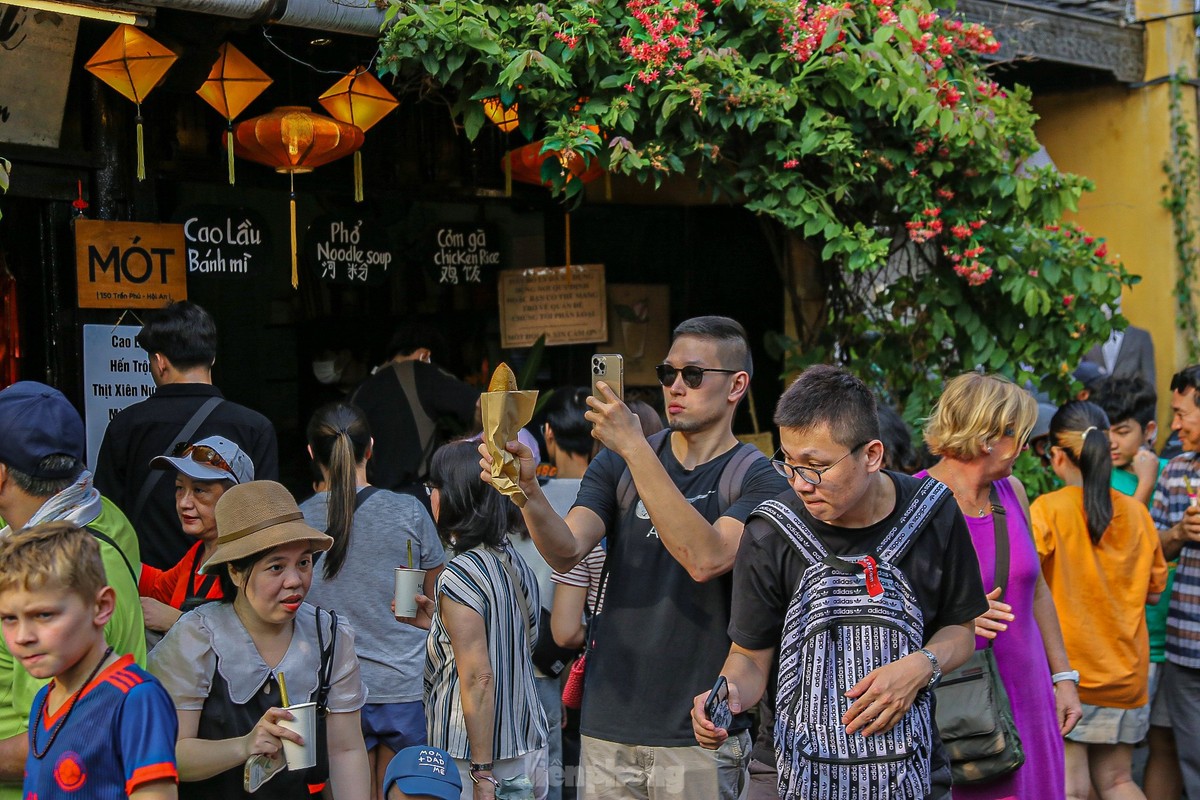 Dong dao du khach den pho co Hoi An-Hinh-11