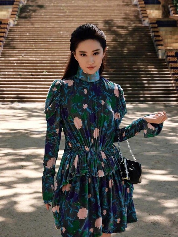 View - 	Cận cảnh chiếc váy 'dìm' nhan sắc Lưu Diệc Phi