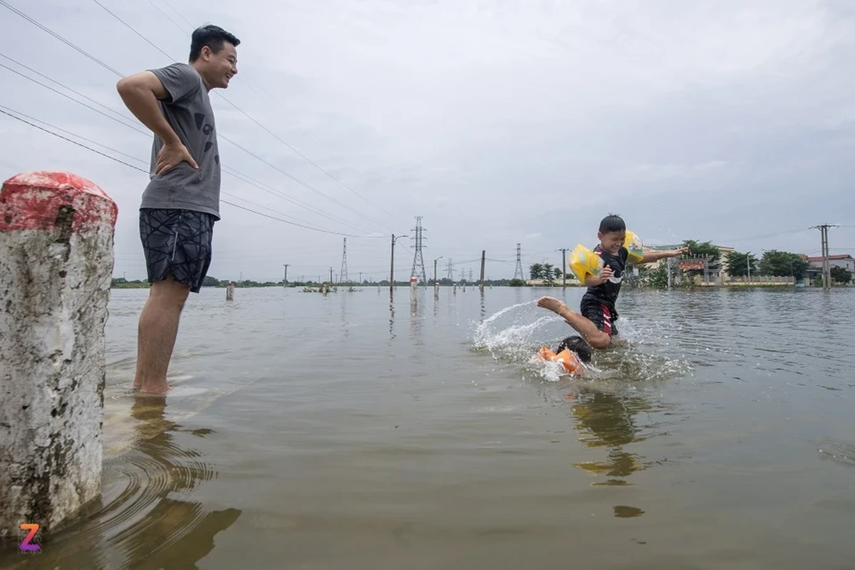 Dan ngoai thanh Ha Noi cheo thuyen, boi loi ngay duong lang-Hinh-10