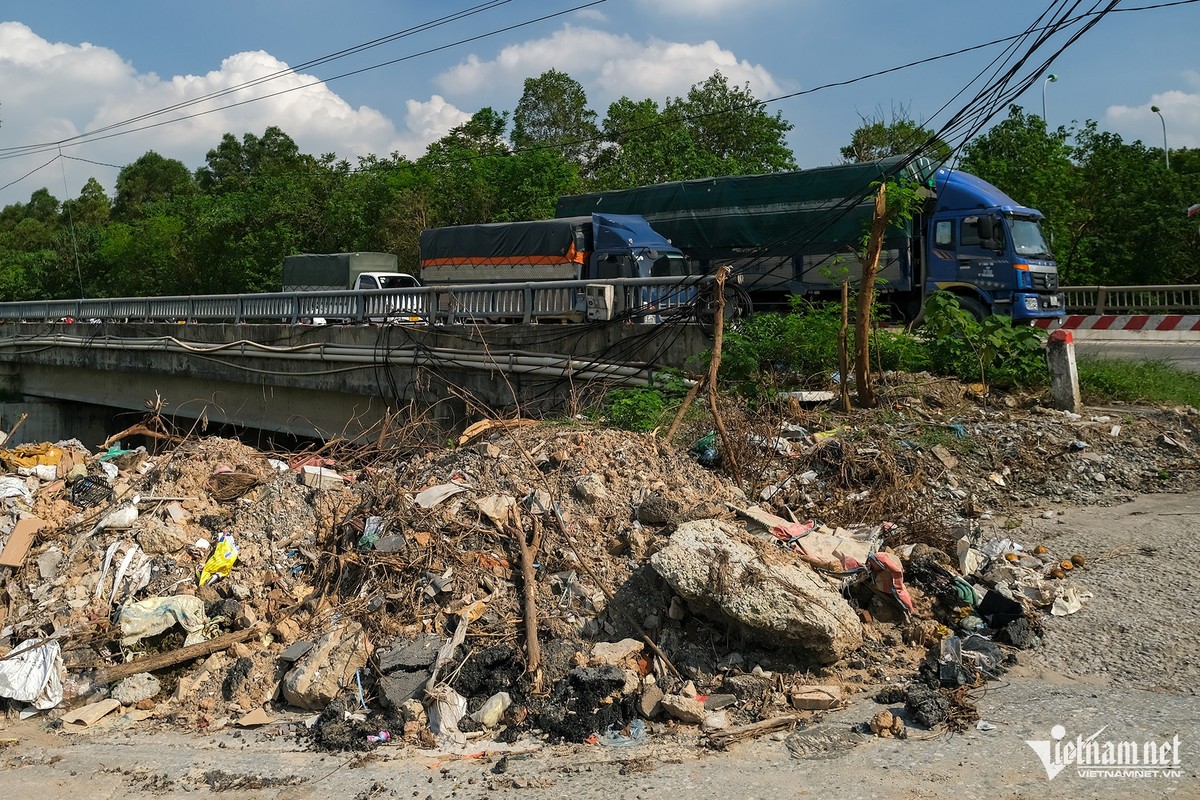 Rac thai bua vay duong gom dai lo Thang Long-Hinh-12