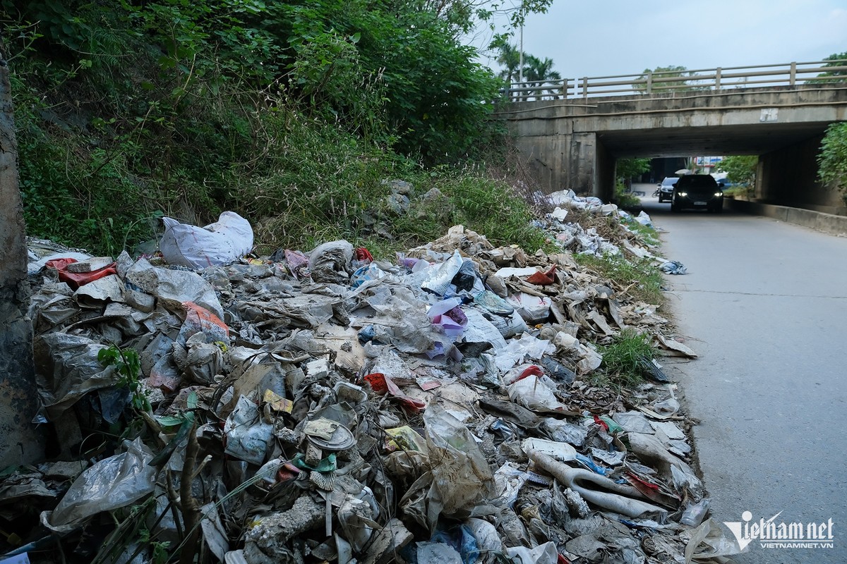 Rac thai bua vay duong gom dai lo Thang Long-Hinh-14