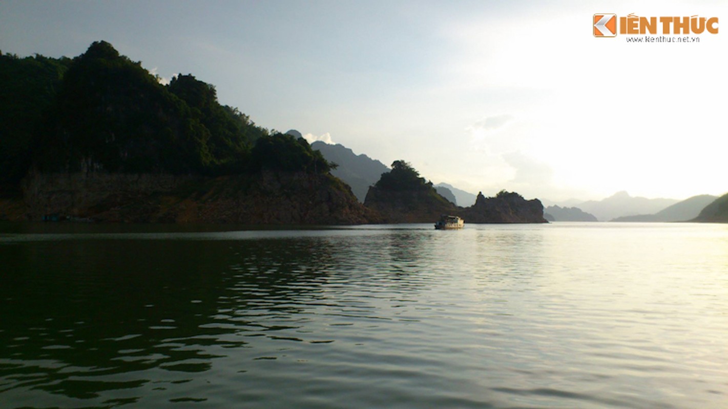 Toan canh Thung Nai Hoa Binh - Ha Long tren can-Hinh-3