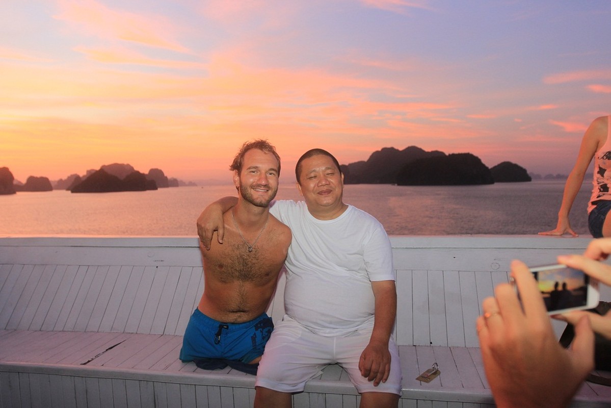 Nick Vujicic tham Ha Long an tuong ve mot VN yen binh-Hinh-4