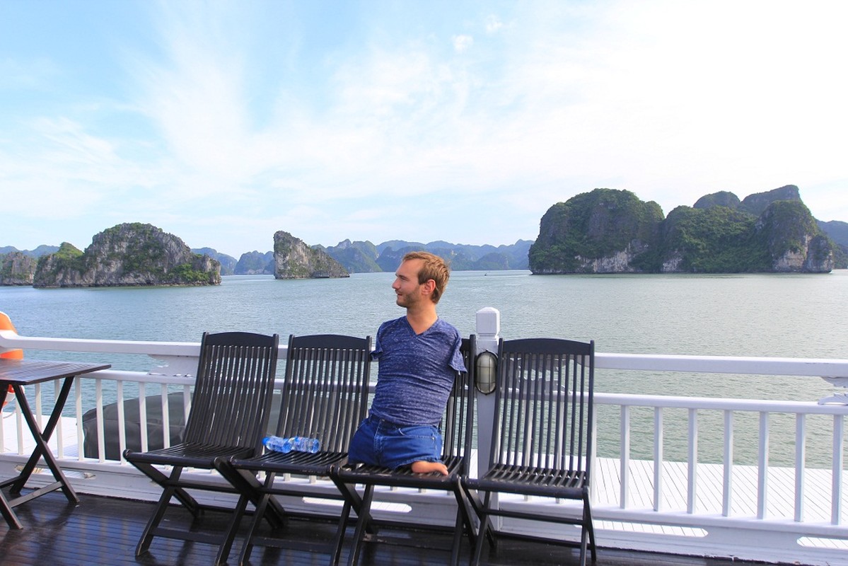 Nick Vujicic tham Ha Long an tuong ve mot VN yen binh-Hinh-5