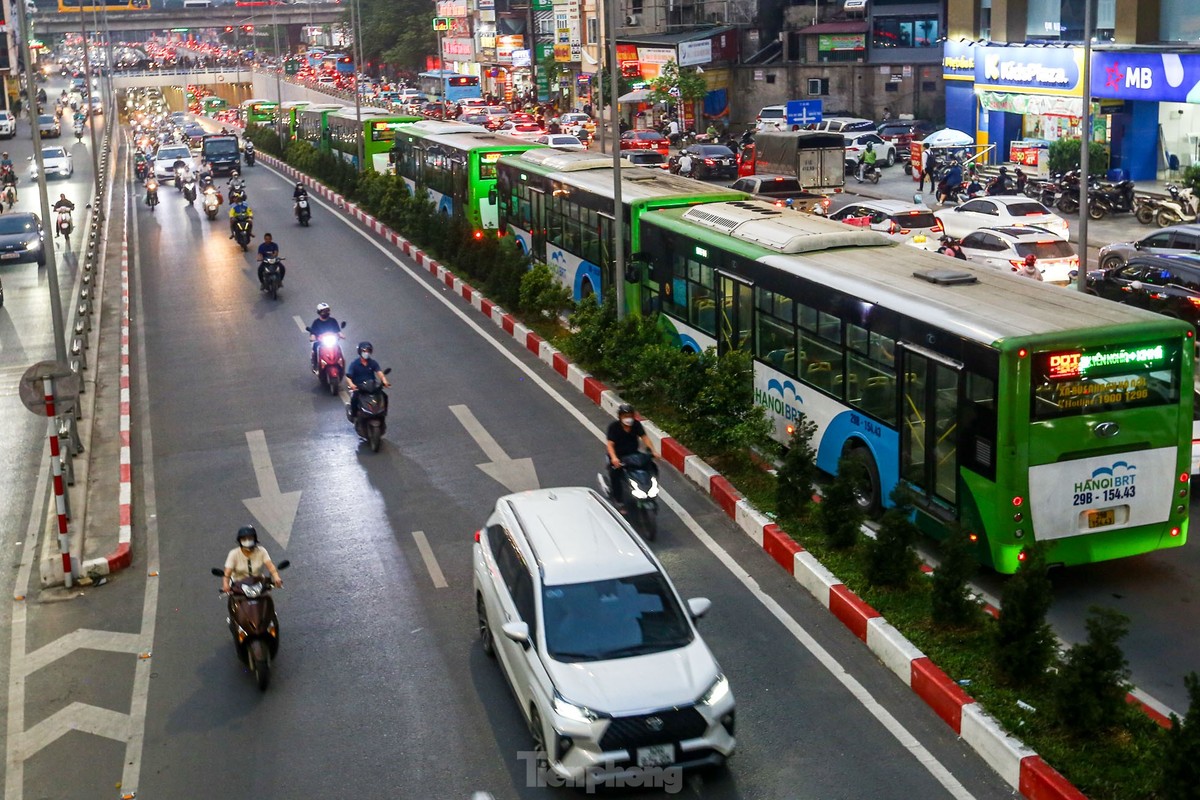 Ha Noi: Xe co nhich tung chut giua con tac duong truoc nghi le-Hinh-10