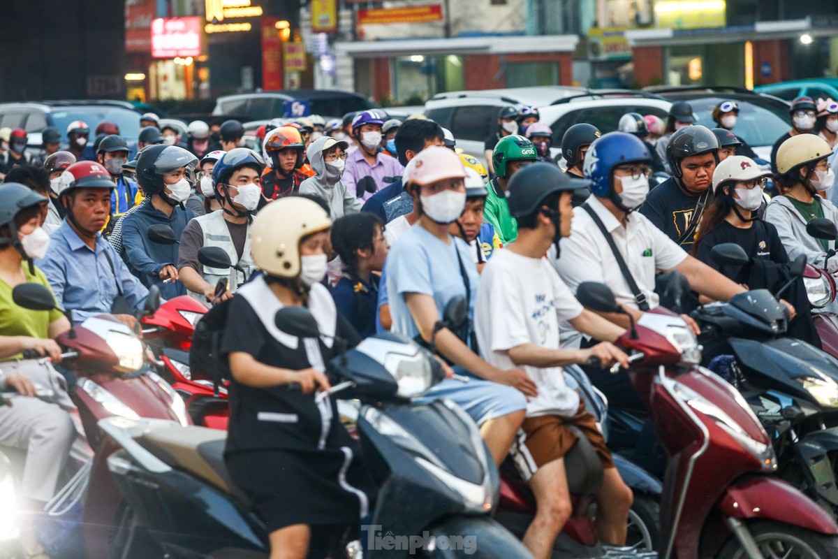 Ha Noi: Xe co nhich tung chut giua con tac duong truoc nghi le-Hinh-14