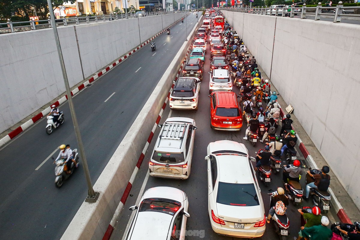 Ha Noi: Xe co nhich tung chut giua con tac duong truoc nghi le-Hinh-7