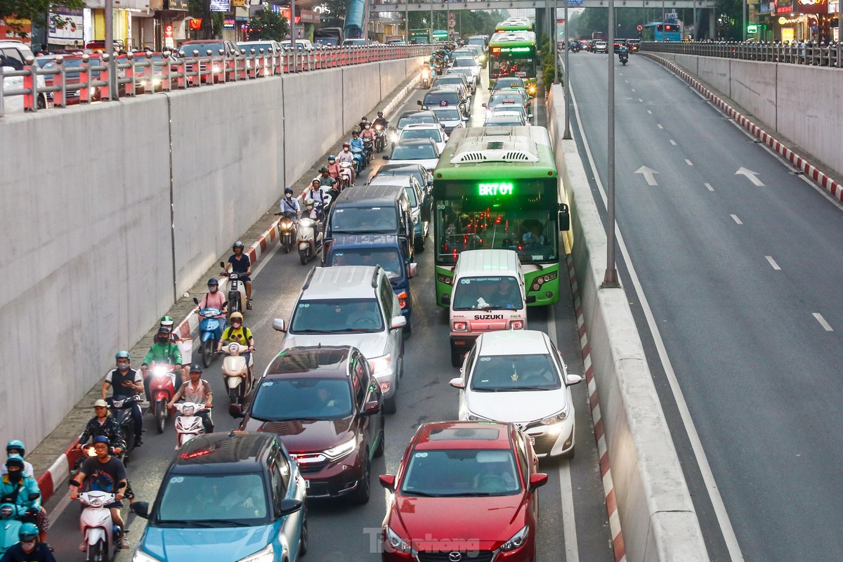 Ha Noi: Xe co nhich tung chut giua con tac duong truoc nghi le-Hinh-8